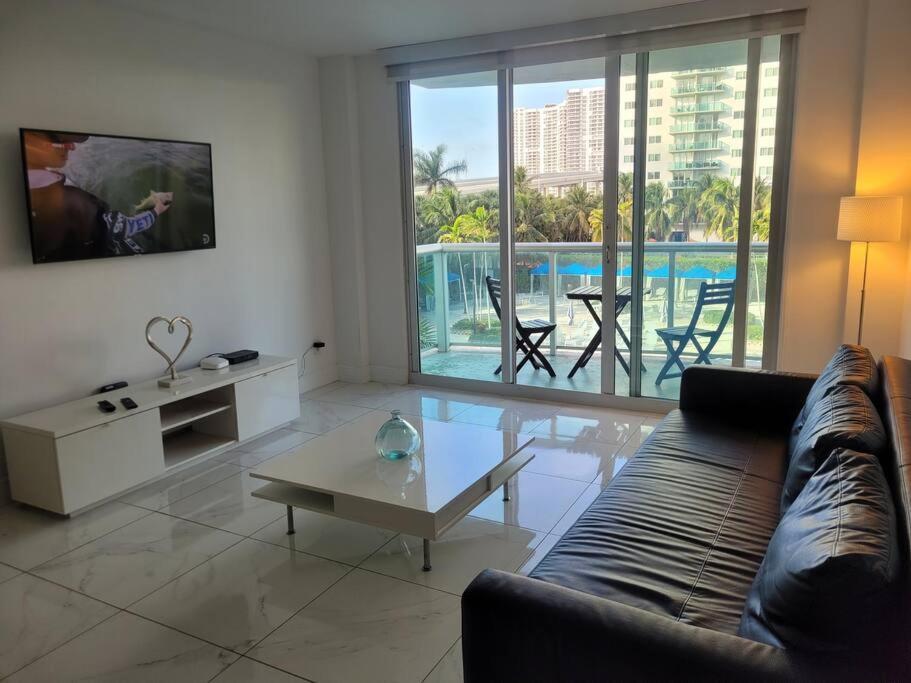 Modern 1 Bedroom Condo, Steps From Beach, Free Parking! Golden Beach Exterior photo